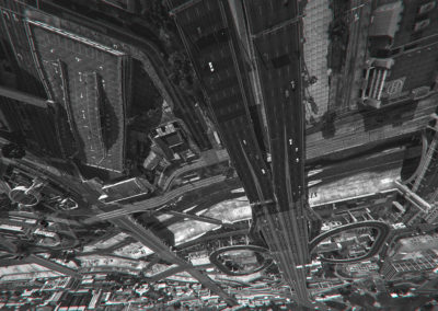 Screenshot en mode photo d'une ville à l'envers dans GTAV par le rat graphiste
