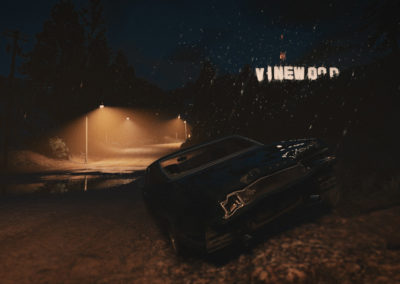Screenshot en mode photo d'une voiture accidenté proche de vinewood dans GTAV (hommage au film "mulholand drive" de David lynch) par le rat graphiste